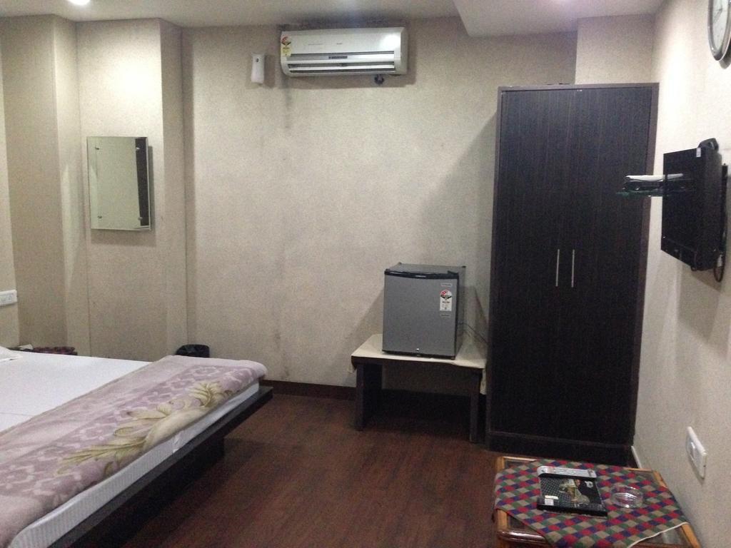 Hotel Silver Stone Ludhiana Oda fotoğraf
