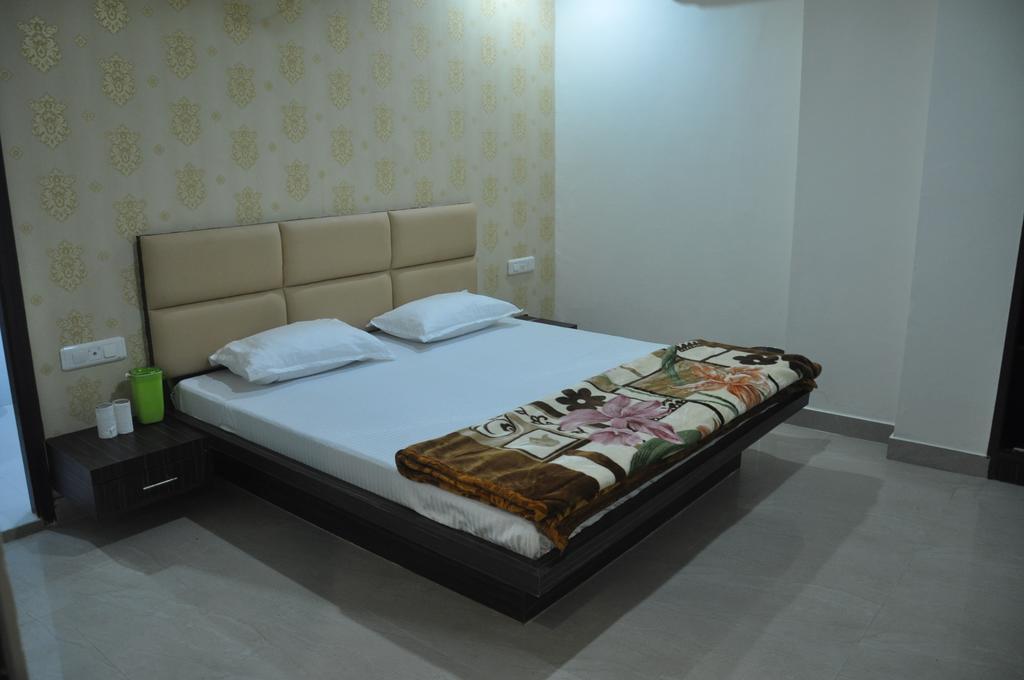 Hotel Silver Stone Ludhiana Oda fotoğraf