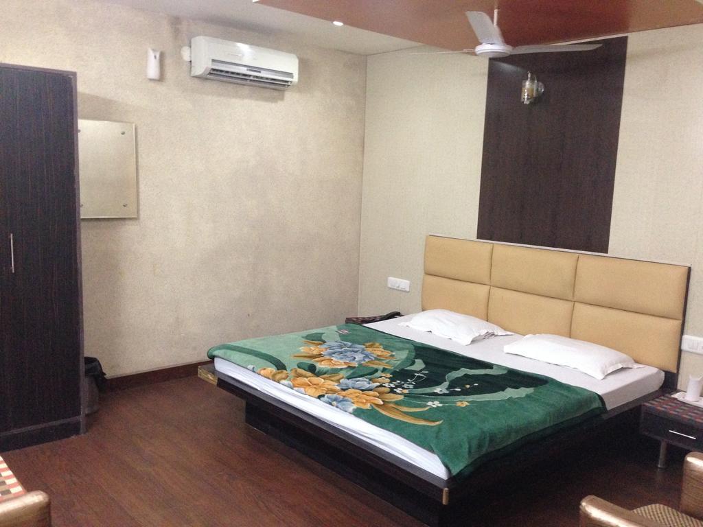 Hotel Silver Stone Ludhiana Oda fotoğraf
